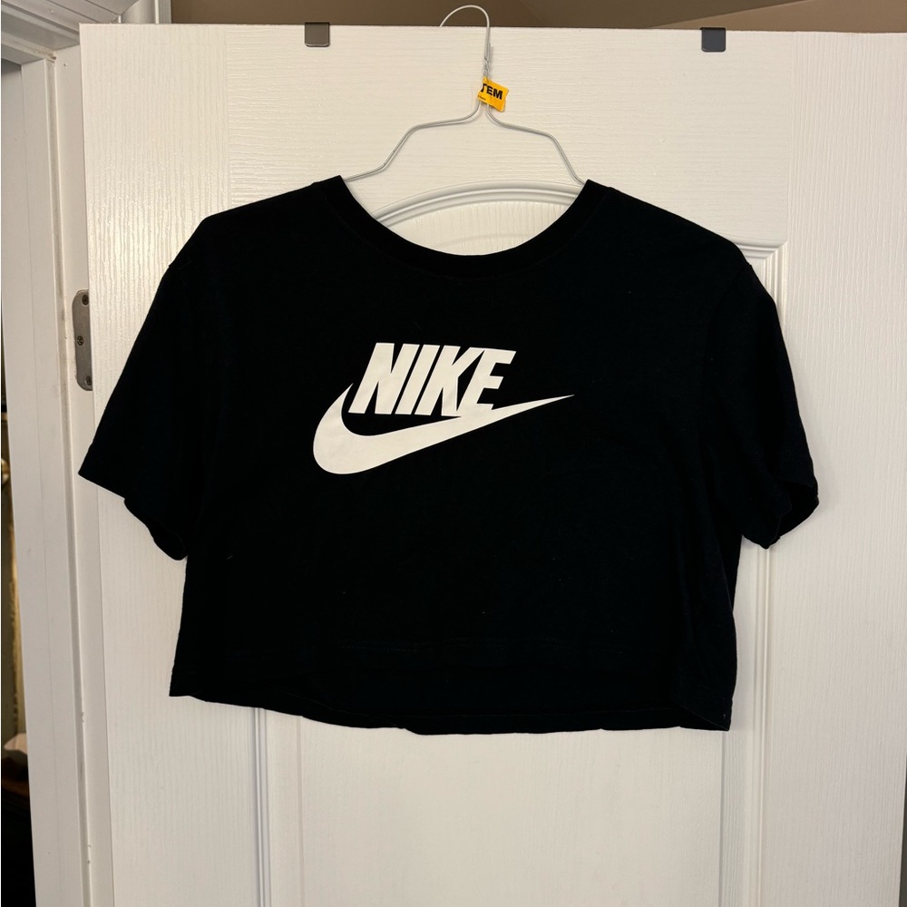 Nike Sportswear Essential
Women's Cropped Logo T-Shirt
Small